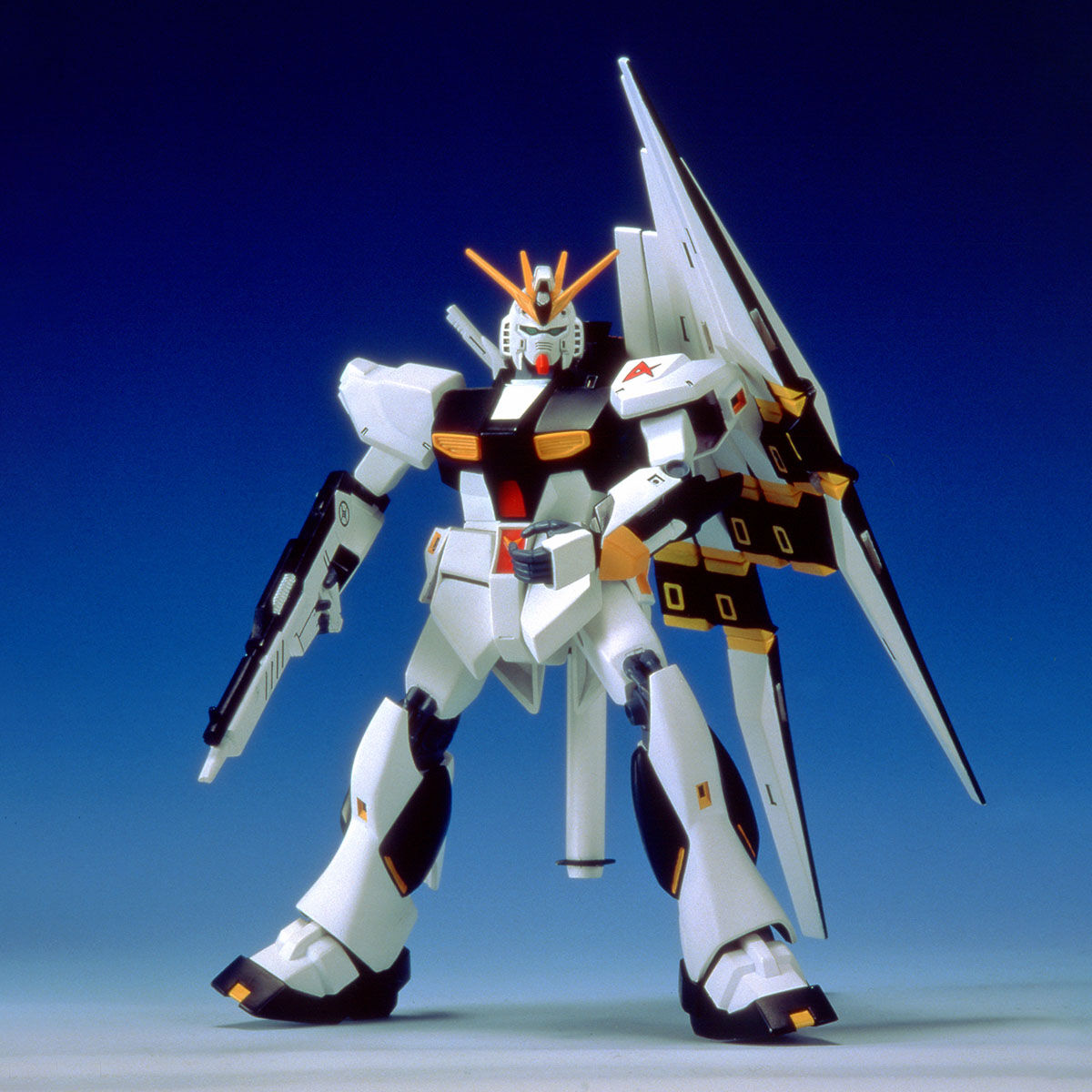 VINTAGE CHAR'S COUNTER ATTACK 1/144 NU GUNDAM (WITH FIN FUNNELS) - Nº 08 - Imagen 2